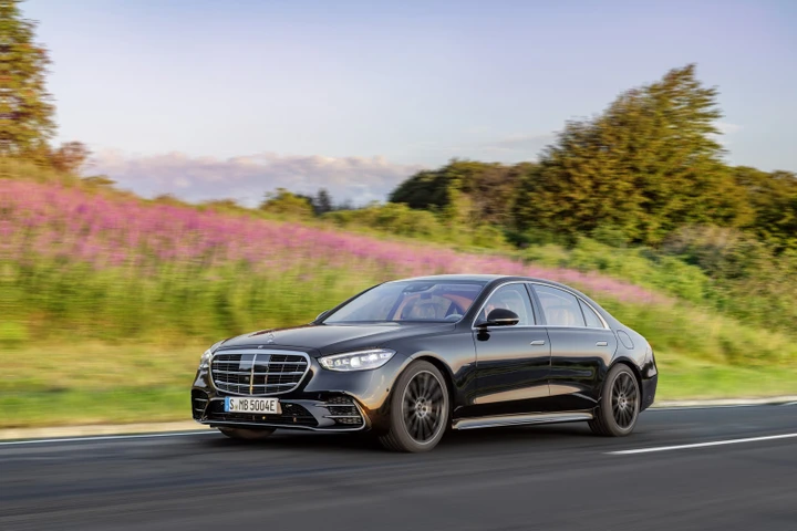 Nuova Mercedes-Benz Classe S: le indiscrezioni sulle versioni AMG e Maybach
