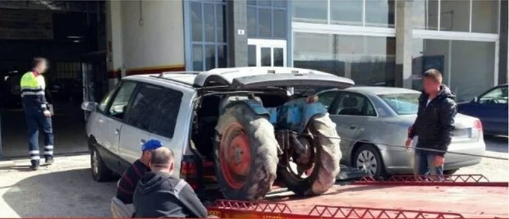 La Renault Espace scappa dalla polizia: nel baule c'è un trattore!
