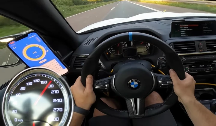 Una BMW M2 Competition da 850 CV vola in autostrada [Video]