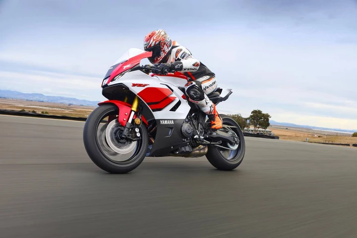 Tutta nuova la Yamaha R7 2026: elettronica da superbike e comfort da tourer