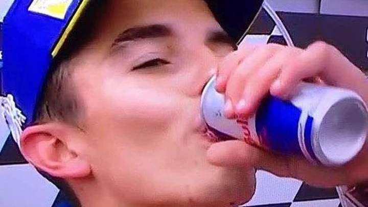 Gaffe di Marquez: finge di bere dalla lattina... chiusa!