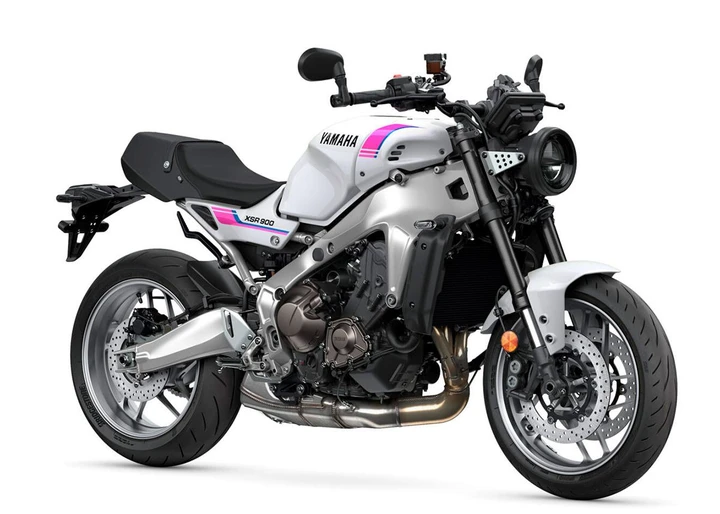 Yamaha XSR900 2027: torna il rosa anni '90, 119 CV di potenza