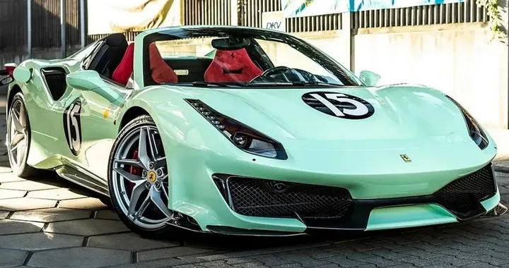 Ferrari 488 Pista Spider, ecco quella ispirata alla 250 GTO di Stirling Moss