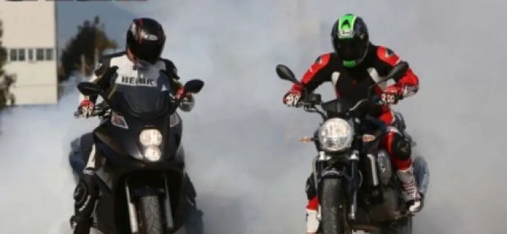 Test comparativo Aprilia Mana vs Gilera GP 800, lui è peggio di me