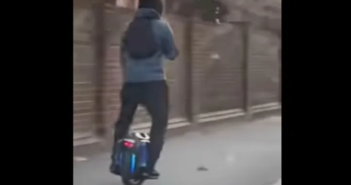 Monociclo elettrico tra strada e marciapiede ad una velocità pazzesca [Video]