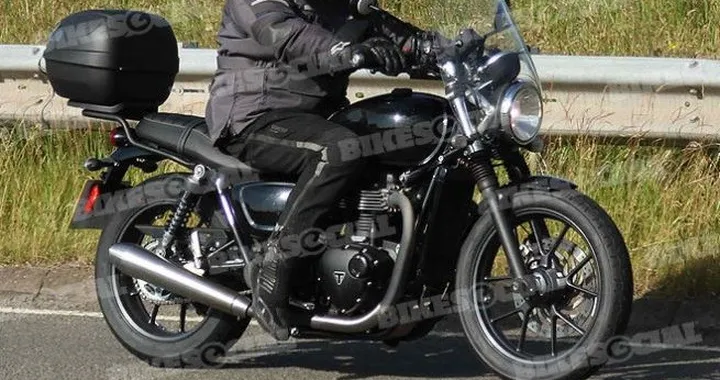 Triumph al lavoro su una nuova Bonneville