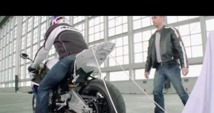 Video: A cena con la BMW S 1000 RR