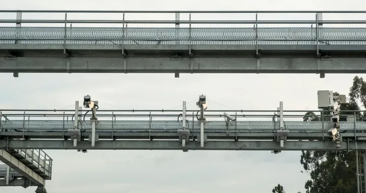 Automobilista con la motosega contro la macchinetta del casello