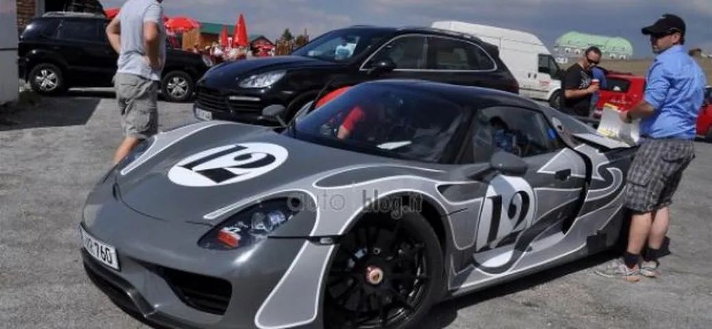 Porsche 918 Spyder: foto spia interni ed esterni