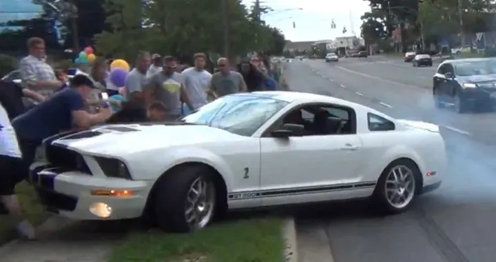 La Ford Mustang si schianta contro la folla