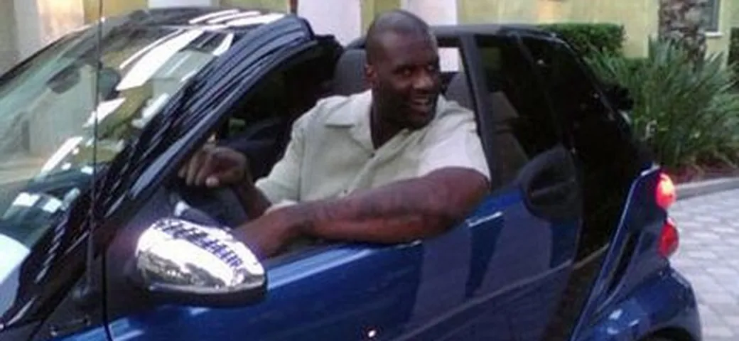 Shaquille O'neal in una Smart Fortwo
