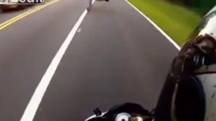 Epic fail: motociclista impenna, ma cade rovinosamente [Video]