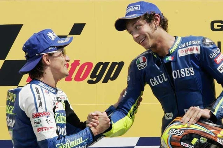 Rossi - Marquez: darsi la mano per finta ha senso?