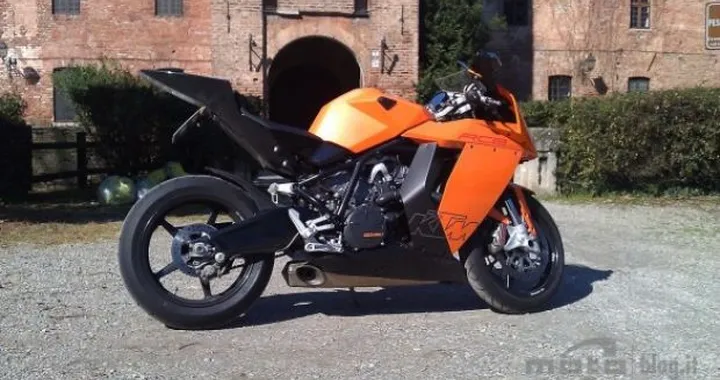 Foto del giorno: Dama austriaca (KTM RC8)