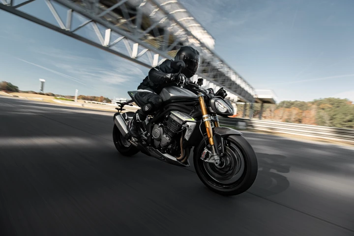 Triumph svela la nuova Speed Triple 1200 RS: informazioni, disponibilità e prezzi