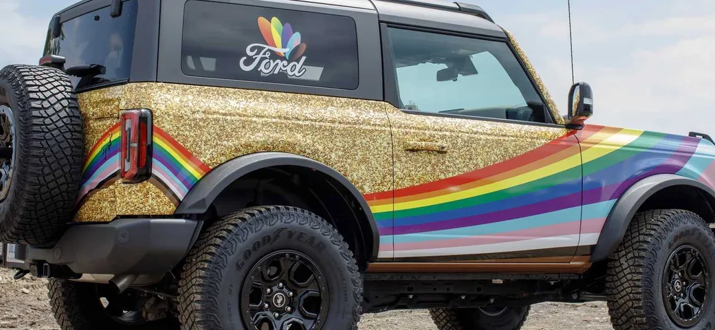 Ford Bronco: per il Pride Month veste la bandiera arcobaleno
