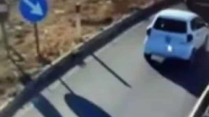 Panico in autostrada, due microcar contromano: sfiorata la tragedia