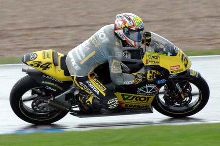 Donington 250: Dovizioso trionfa sull'acqua