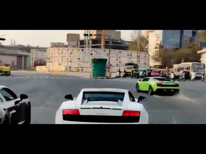 Lamborghini Gallardo colpisce il chiosco della polizia [Video]