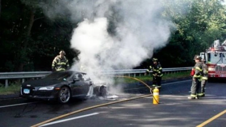 Vince alla lotteria e compra un'Audi R8. L'auto va a fuoco una settimana dopo