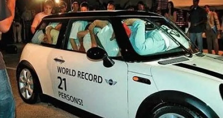 Quante persone possono stare dentro una Mini?