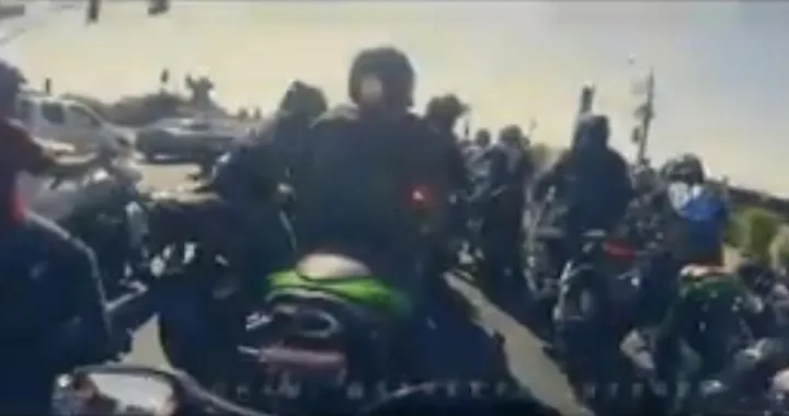 Fuga in moto di un cretino del branco [Video]