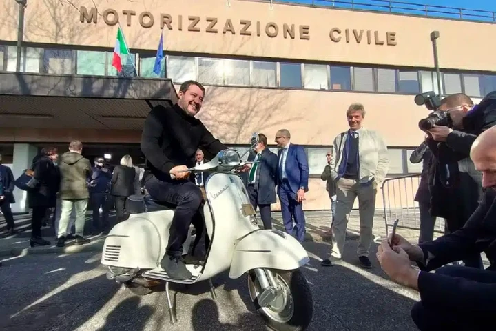 Salvini assegna la prima Targa storica a una Vespa Super Sport del 1965