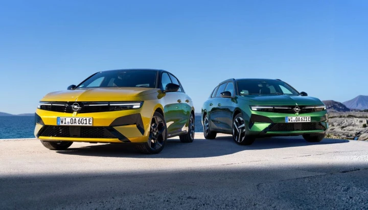 Opel Astra conserva una tradizione unica: gli squali nascosti nell’abitacolo