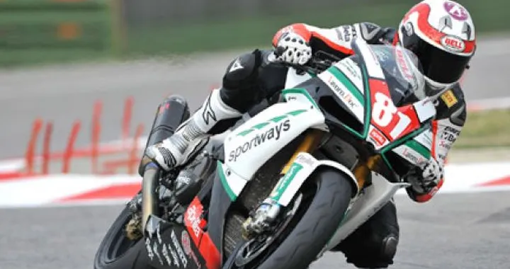 Superstock 1000: Ayrton Badovini porta l'Aprilia RSV4 alla prima storica Pole Position