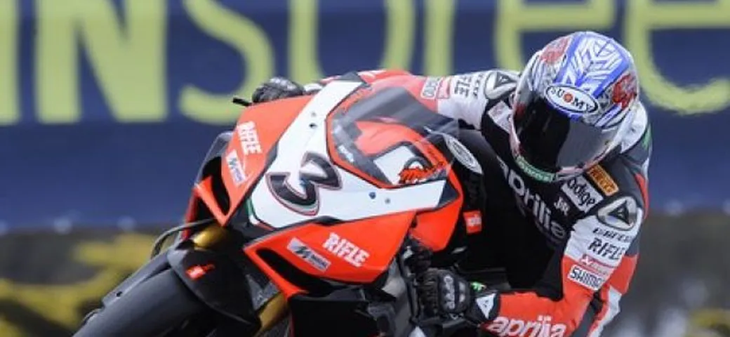 WSBK: Biaggi trionfa a Brno sulla RSV4. Fabrizio e Spies out