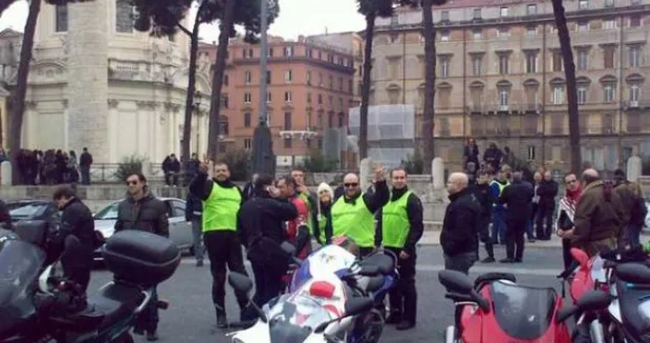 Befana del Sindaco 2011: il Coordinamenti Motociclisti dai primi cittadini con la calza della befana