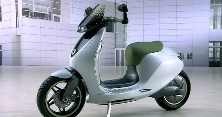 Hilarious Burnout Crash in a Showcase with Bike