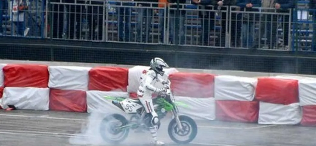 Baiocco e la Kawa SM450F al Motorshow