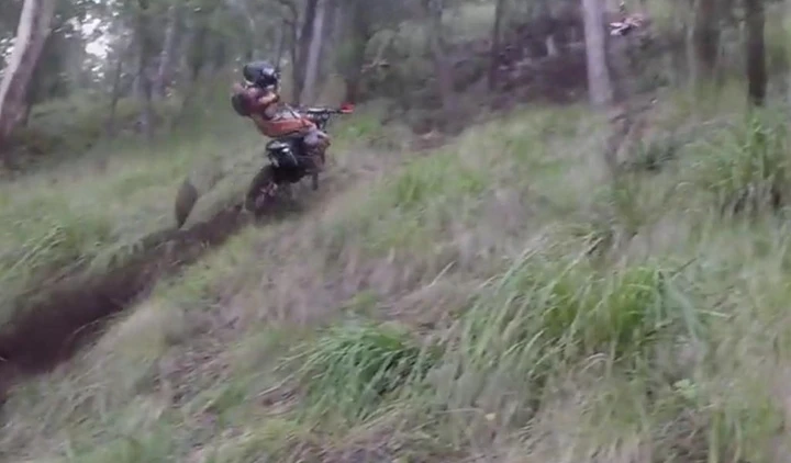 Enduro, pilota colpito da una pietra [Video]
