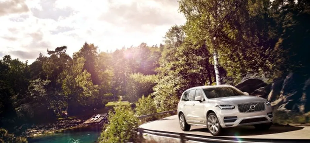 Volvo XC90 T8: tutte le informazioni sull'ibrida plug-in da 400 CV e 2.7 l/100km