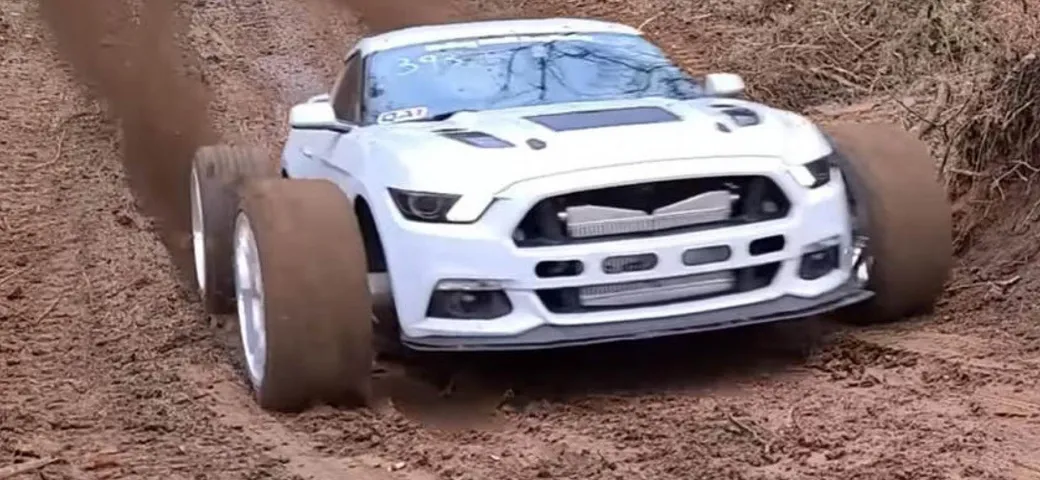 Ford Mustang: l’esemplare da 1200 CV sfida il fango