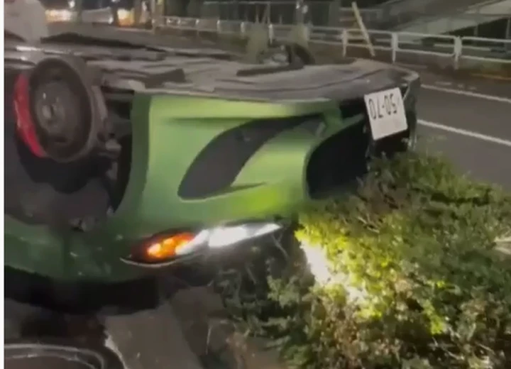 Maserati GranTurismo si ribalta e rimane senza ruote [Video]