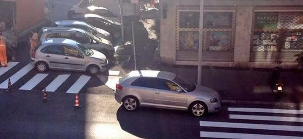 A Roma le strisce pedonali a metà: colpa delle auto in sosta