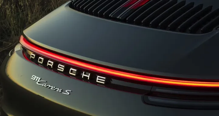 Due Porsche tentano di saltare la fila al distributore: gli altri si ribellano