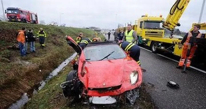 Ferrari 430 Spider distrutta in un incidente