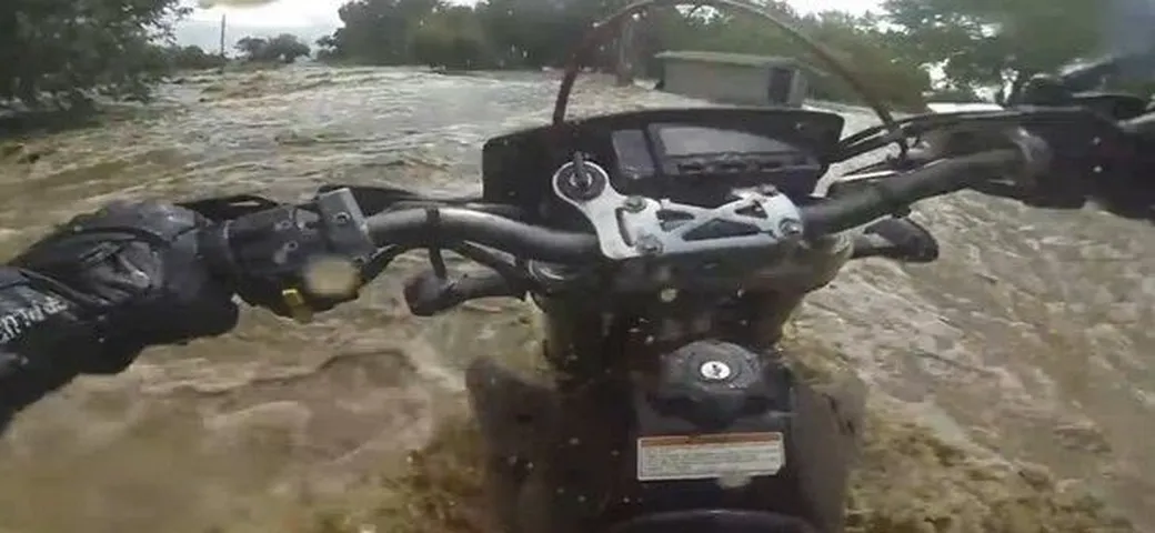 Sfidare un alluvione in moto? Pessima idea... [video]