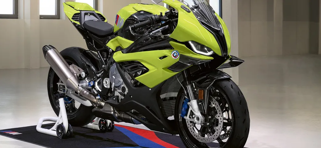 BMW M 1000 RR, ecco una versione speciale che celebra i 50 anni di BMW M GmbH