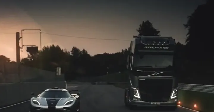 Un camion Volvo sfida in pista una Koenigsegg One:1