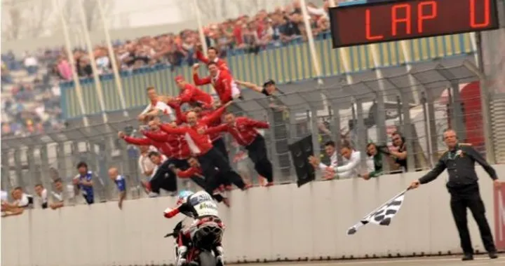 WSBK: Carlos Checa e Davide Giugliano a Portimao per la grande festa finale