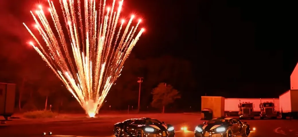 Bugatti Chiron: una doppia consegna pirotecnica [Video]