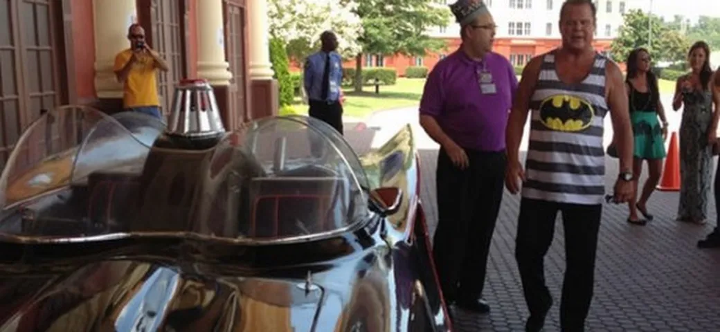Un wrestler arriva al suo museo in … Batmobile