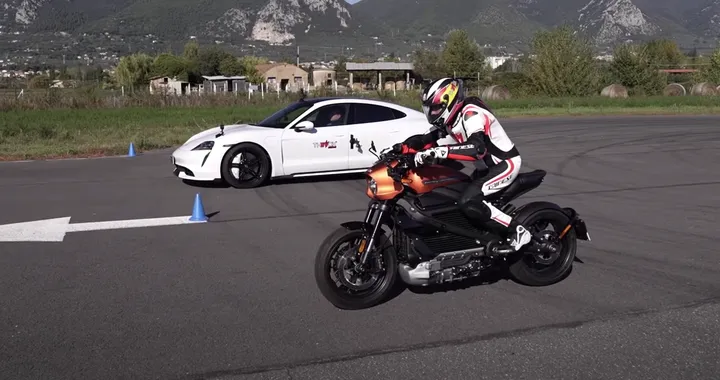 Drag race elettrica: Harley-Davidson LiveWire Vs Porsche Taycan Turbo. Chi avrà la meglio?