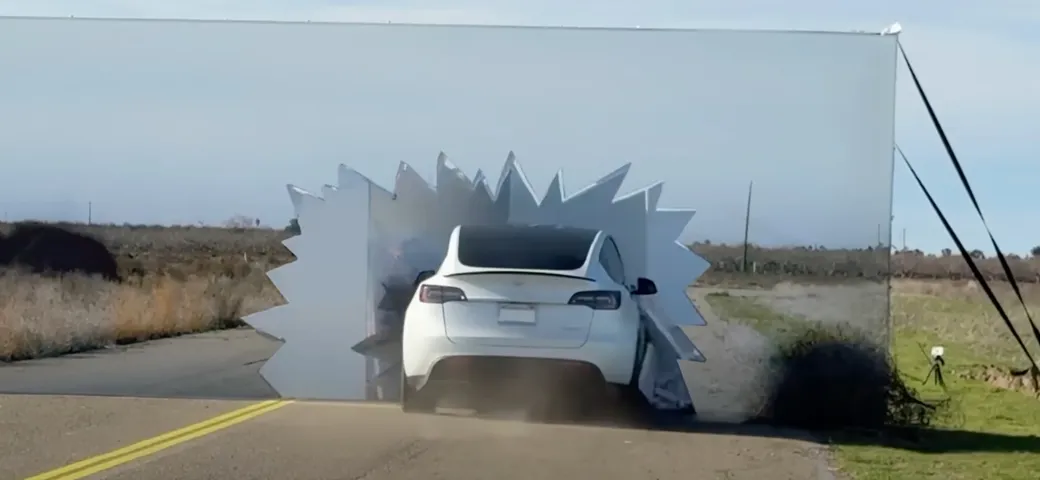 Tesla non riconosce la strada disegnata e si schianta
