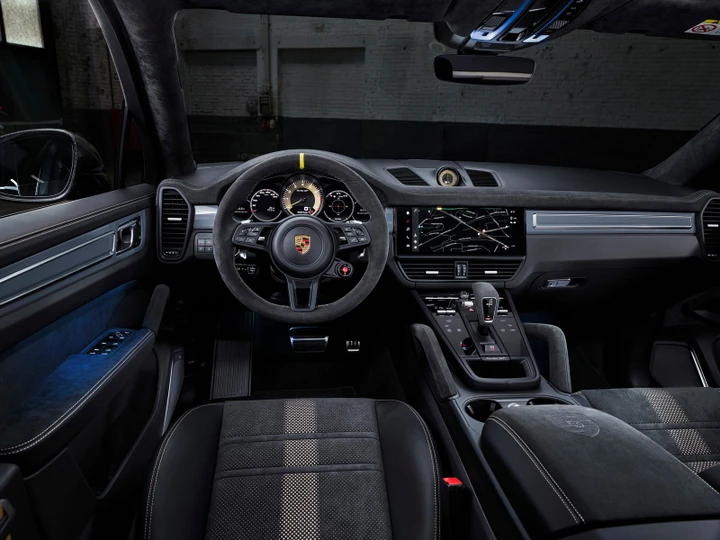 Mark Zuckerberg si regala 2 Porsche, compresa un'insolita Cayenne Minivan