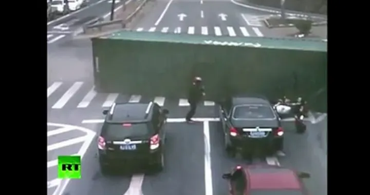 Rubrica Epic Win: quasi schiacciato da un camion